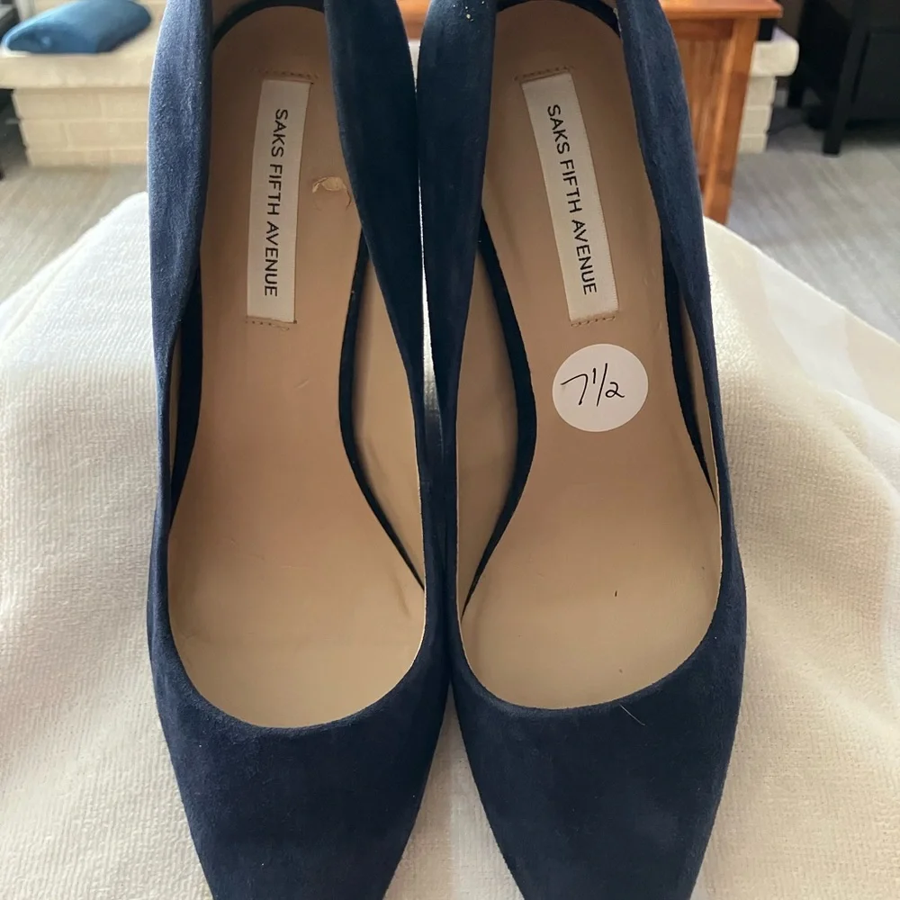 Saks Fifth Avenue Deep Blue Suede Size 7.5 Pointed Toe Heels